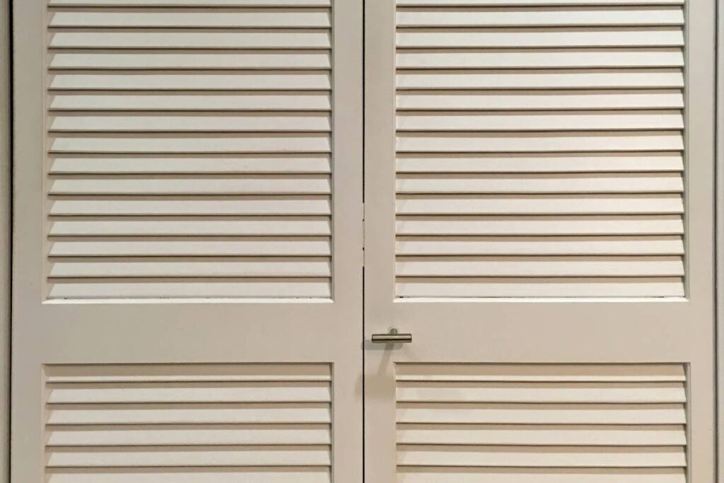 fully louvered door